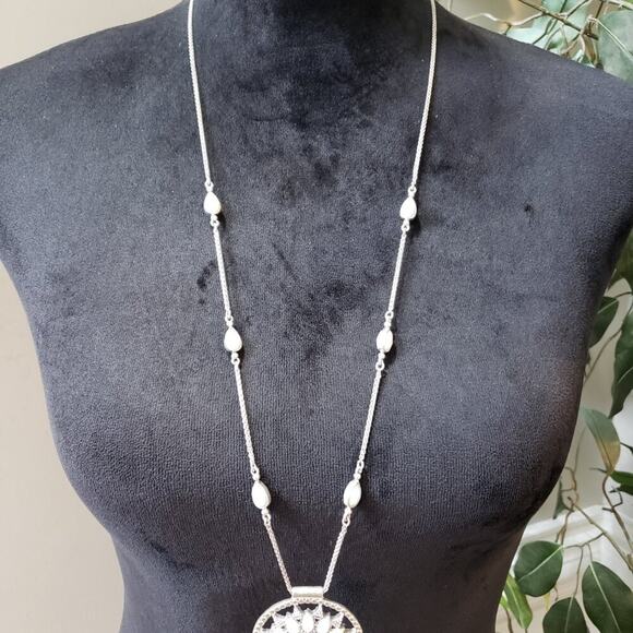 Womens Silver Plated White Faceted Acrylic Round Pendant Necklace with Lobster - Picture 3 of 7